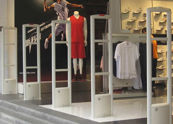 Cong-nghe-cong-tu-an-ninh-giup-cua-hang-ban-le-bao-ve-hang-hoa